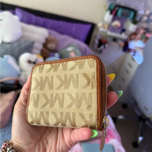 Sold - Picture 3 of 6